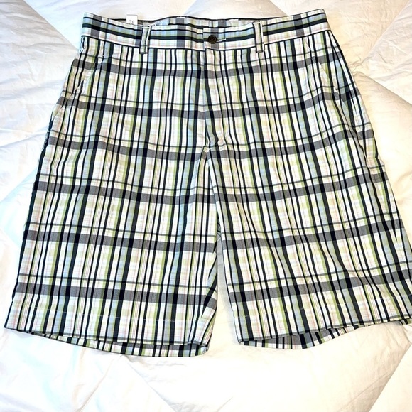 Cutter & Buck CB Men's Flat Front Plaid White Black Green Sz 34 Inseam 9.5" - Picture 1 of 5